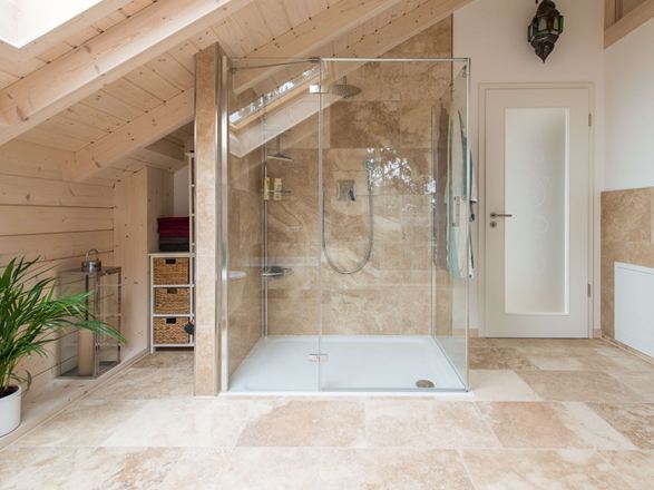 Dlaždice Travertin v koupelně se sprchou