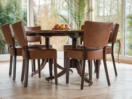 Travertinové dlaždice s jídelní soupravou