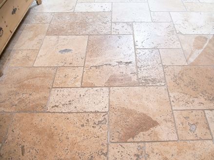 Rustic travertinová podlaha v římské vazbě