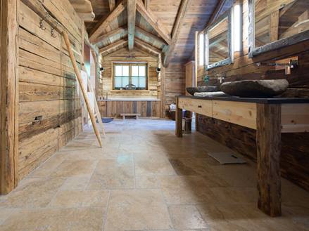 Wellness koupelna se dřevem a Rustic travertinovými obklady