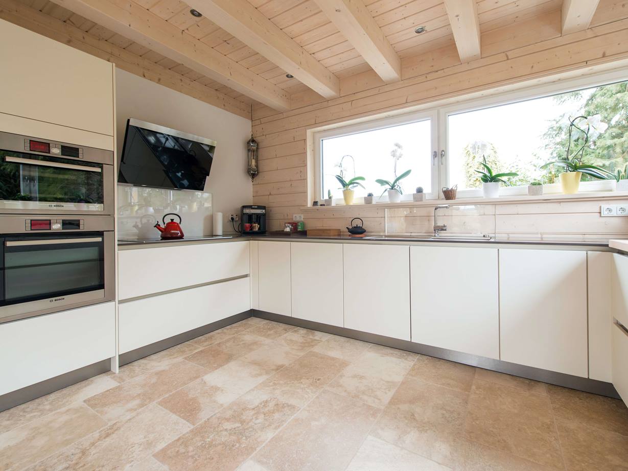Kuchyně s bílým nábytkem a béžovou Rustic travertinovou dlažbou