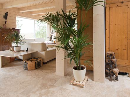 Obývací pokoj a předsíň se systémem Travertin Rustic