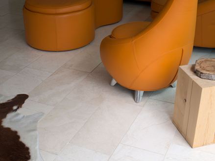 Moderní nábytek na travertinu Vanilla Rustica