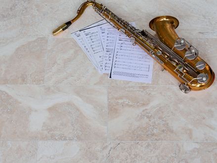 Dlaždice Vanilla Rustica se saxofonem