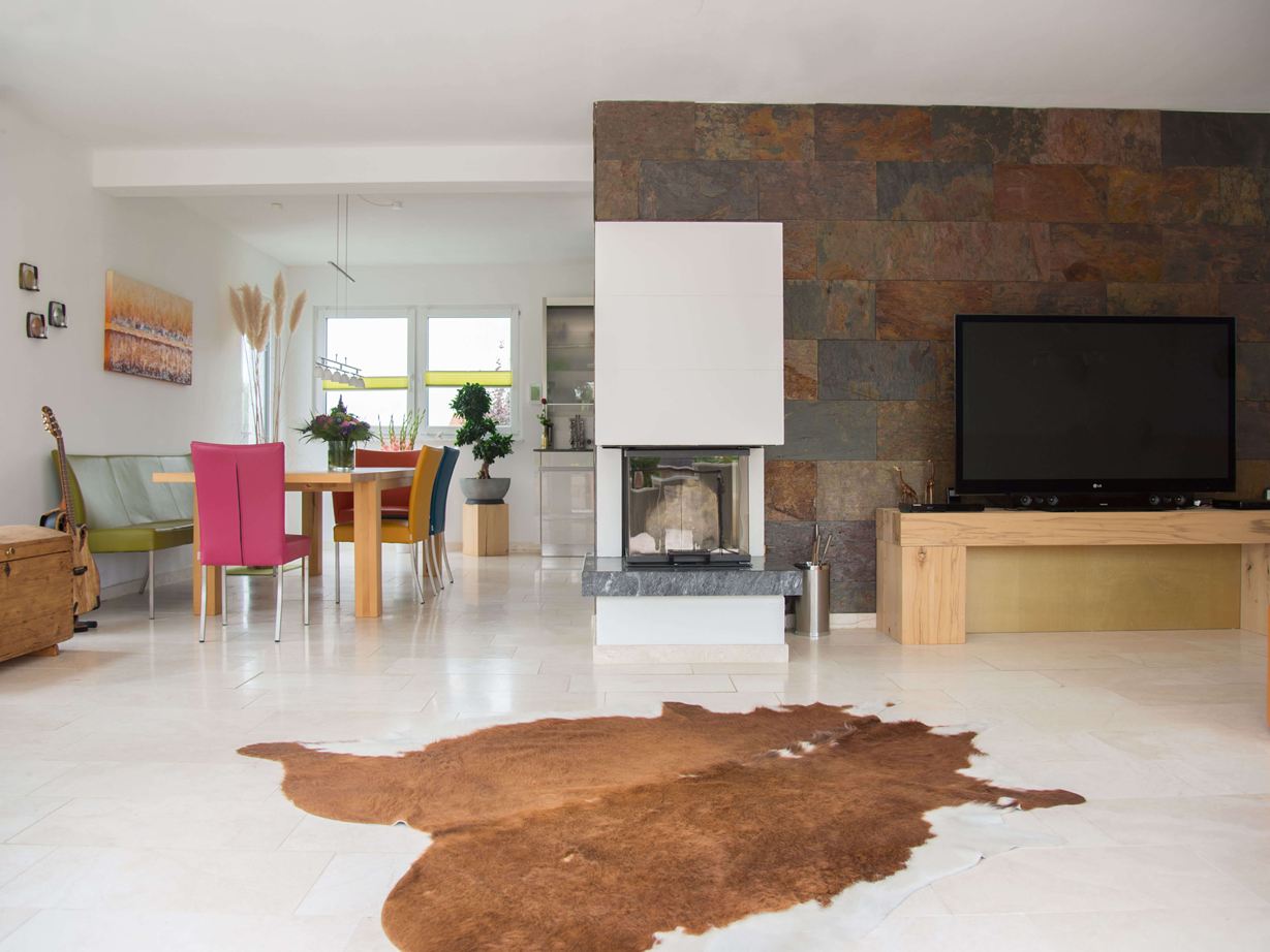 Travertin Vanilla Rustica a břidlice Peacock na stěně