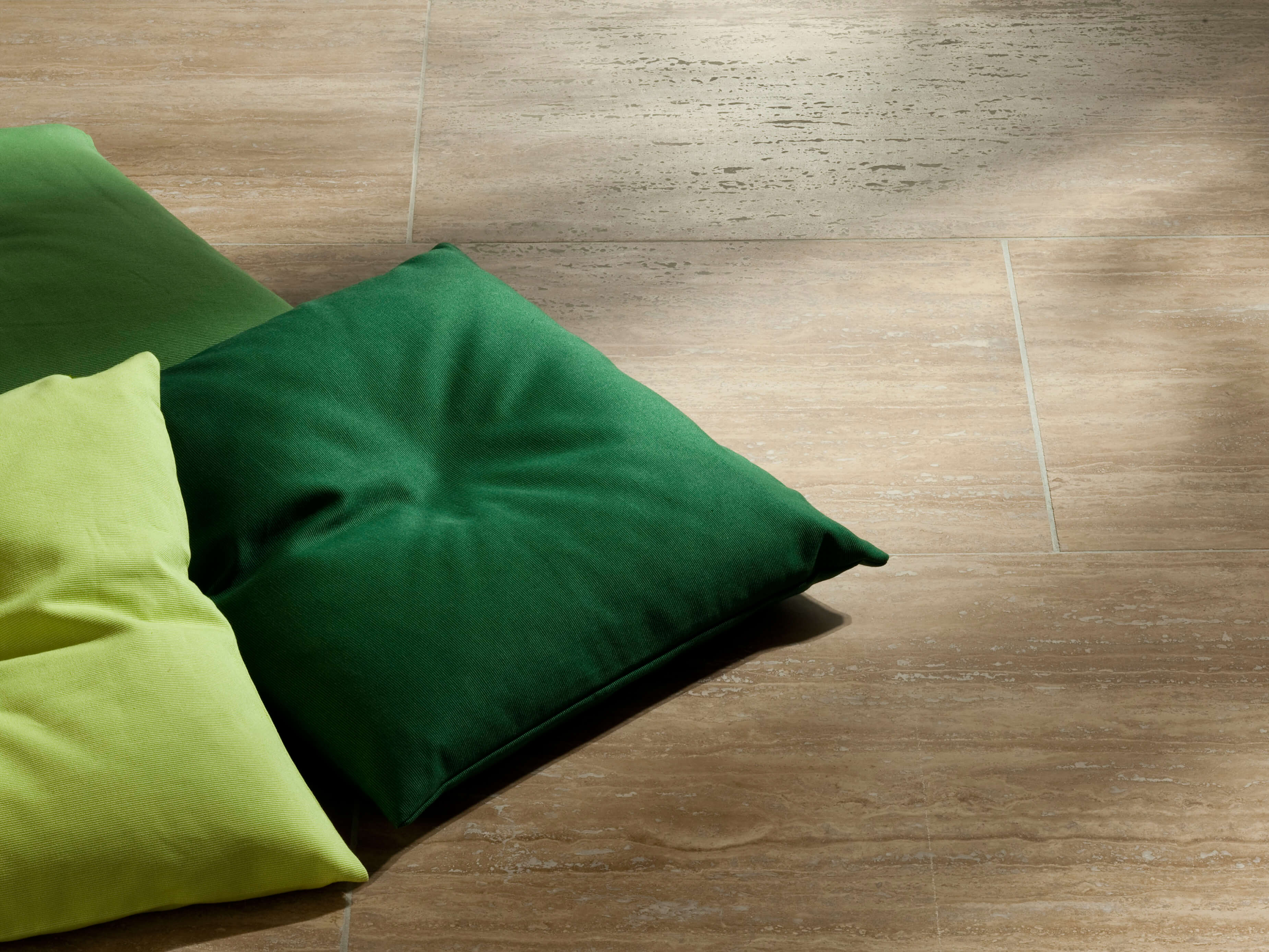 Dlaždice Travertin ořech, kartáčovaný a broušený se třemi zelenými polštáři