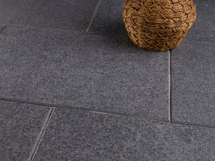 Tmavý čedič Black Beauty s dekorací