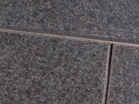 Čedičová černá kráska zblízka