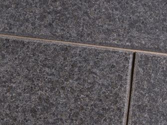 Čedičová černá kráska zblízka