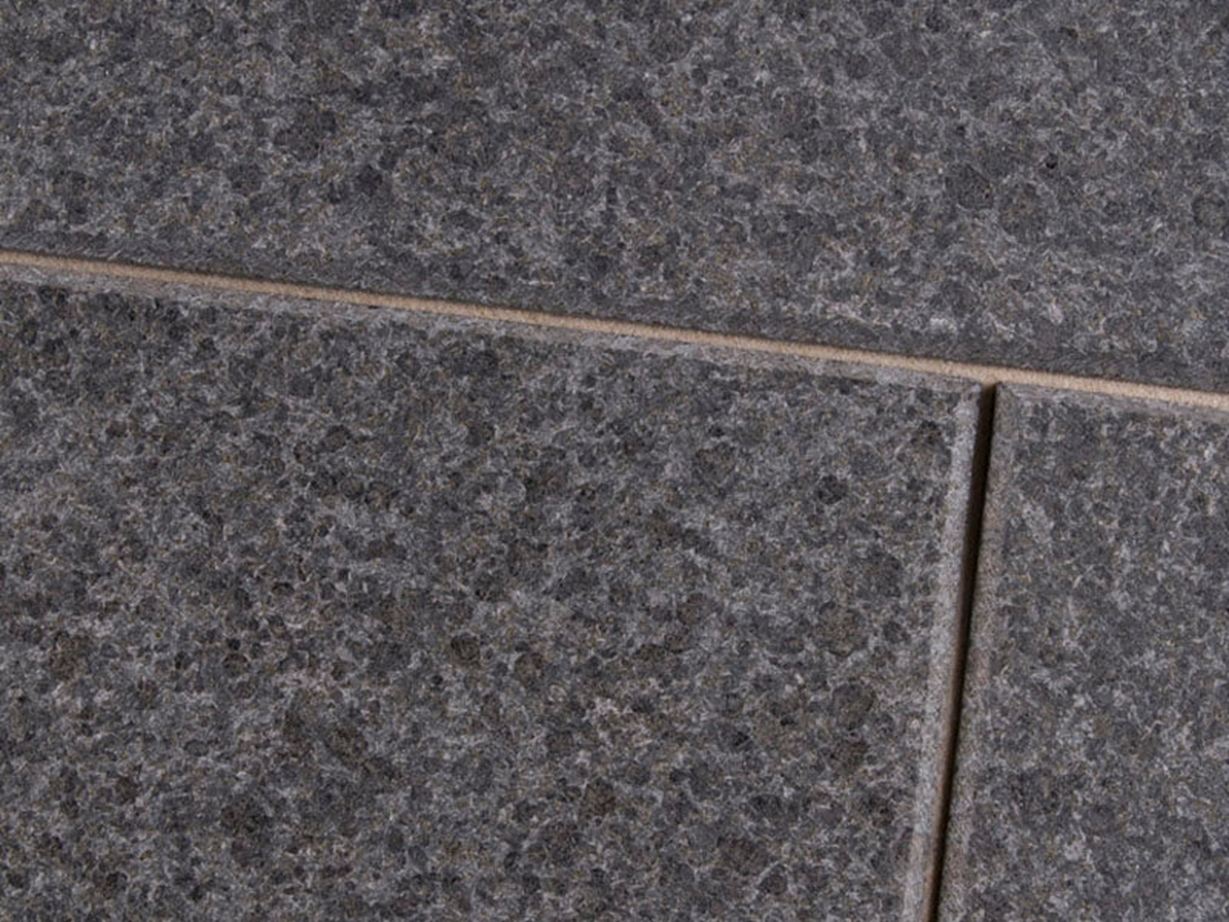 Čedičová černá kráska zblízka