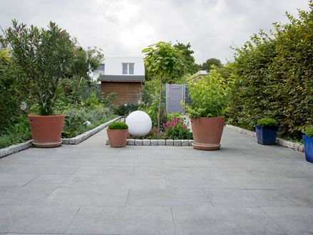 Terasa z šedé žuly Mundo s výhledem do zahrady