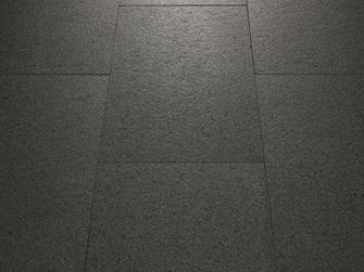 Detail položené žuly Padang Dark