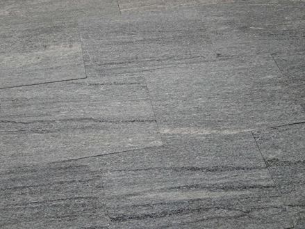 Žulové desky Urban Grey Line položené v šedé barvě s tmavým žilkováním