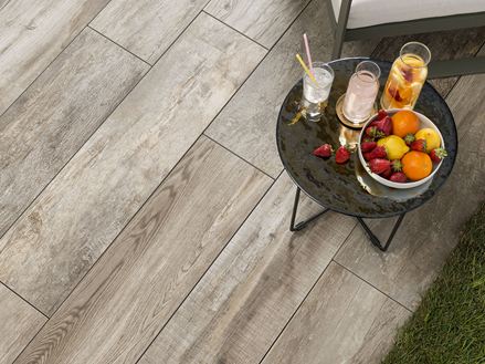 Terasa s dřevěnými deskami Indie Smoke