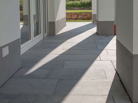 Podloubí na domě s modrokamennými deskami