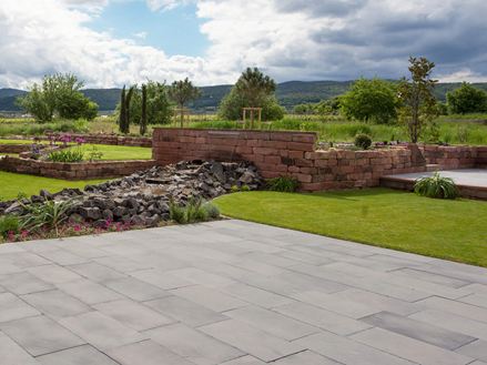 Středomořská terasová krajina s modrokamennými deskami