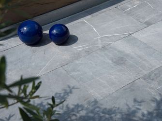 Zahradní dekorace na vápencových deskách Blaustein Azur