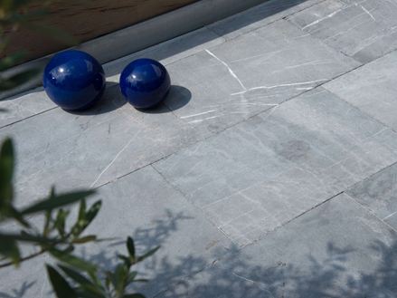 Zahradní dekorace na vápencových deskách Blaustein Azur