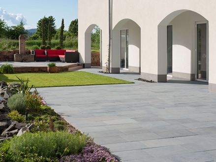 Prostorná terasa s modrokamennými deskami