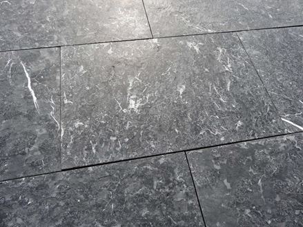 Desky z modrého kamene Ocean Blue: pohled z boku