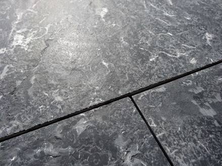 Deska z modrého kamene Ocean Blue, detailní záběr spoje