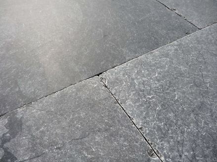 Detailní záběr modrých kamenných desek Saphir Blue