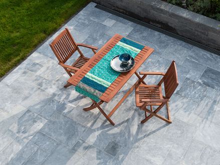 Zahradní stůl a dekorace v tyrkysové barvě na mramorové terase Afyon Grey