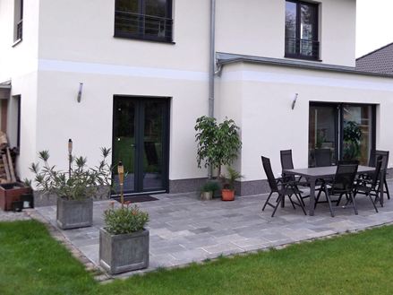 Fotografie zákazníka: Křemenné desky Kavalas, řezané a štípané, položené na terase