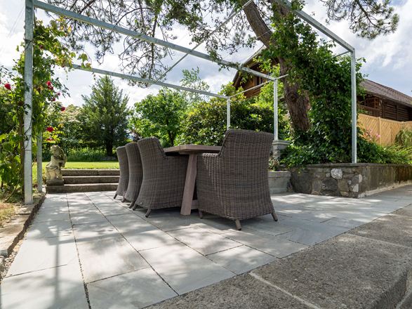 Pohled z žabí perspektivy na terasu s pískovcovými deskami