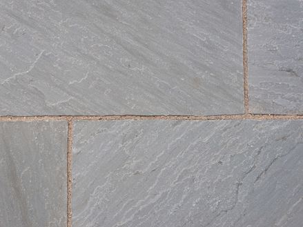 Detail šedého pískovce Kandla