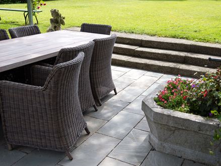 Ratanový nábytek na deskách z šedého pískovce