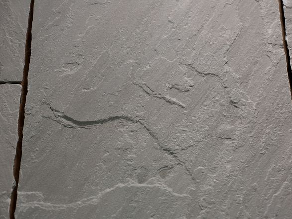 Detailní záběr na desku z Kandla Grey s přírodním sametovým kartáčovaným povrchem