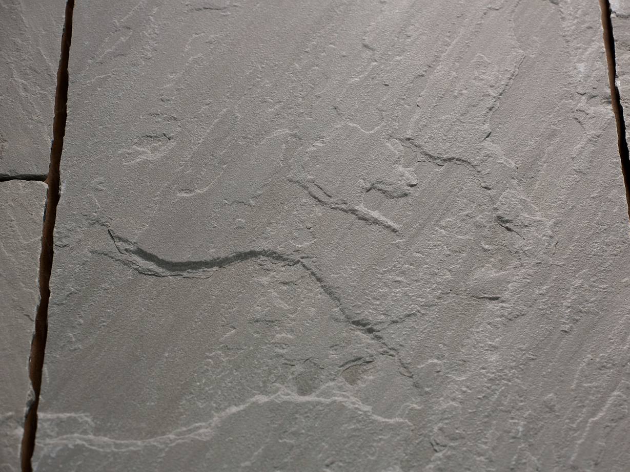 Detailní záběr na desku z Kandla Grey s přírodním sametovým kartáčovaným povrchem