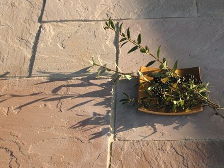 Pískovcové desky Modak s ozdobnou miskou, bobulemi a větvičkami