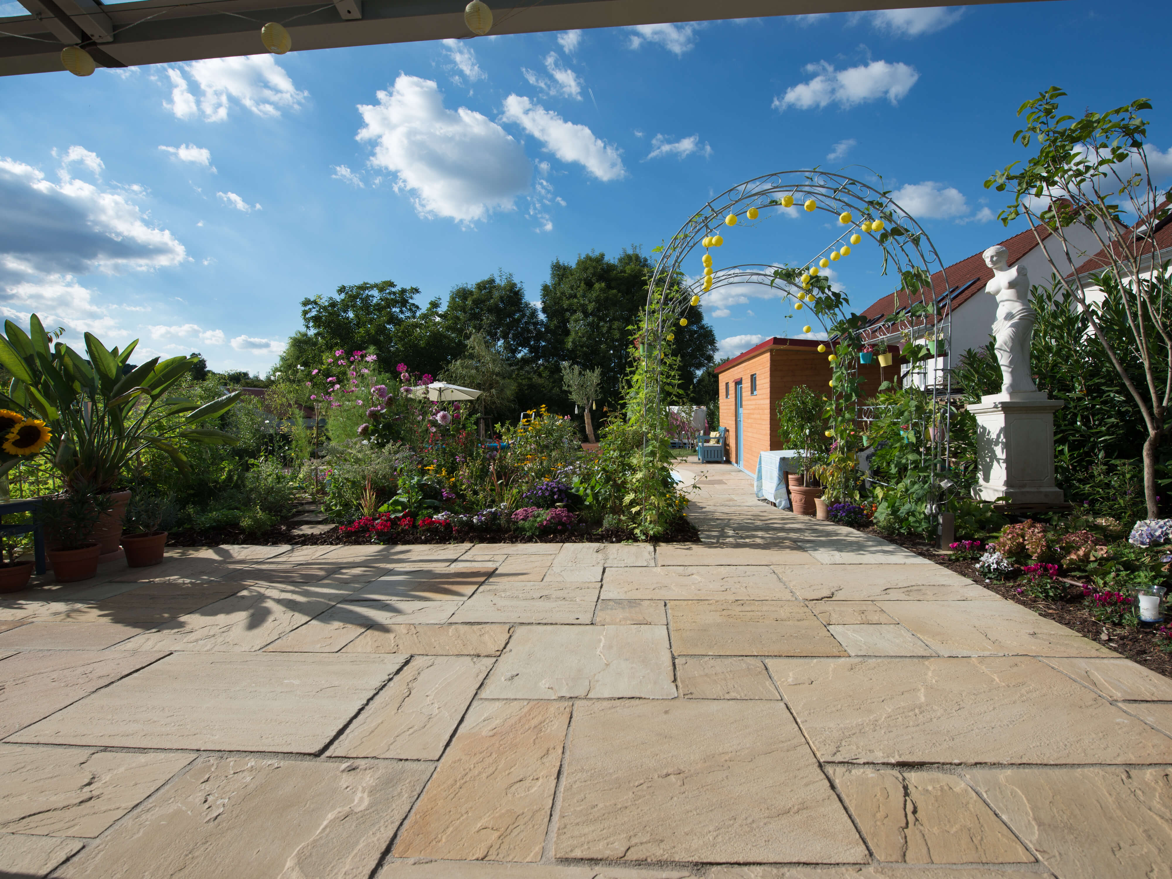 Přírodní zahrada se světlými pískovcovými deskami Yellow Mint