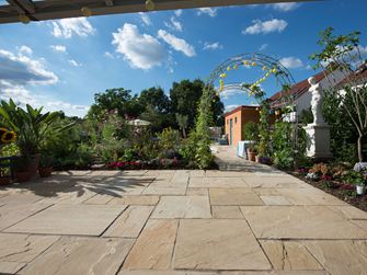 Z pískovcové terasy: pohled do zahrady