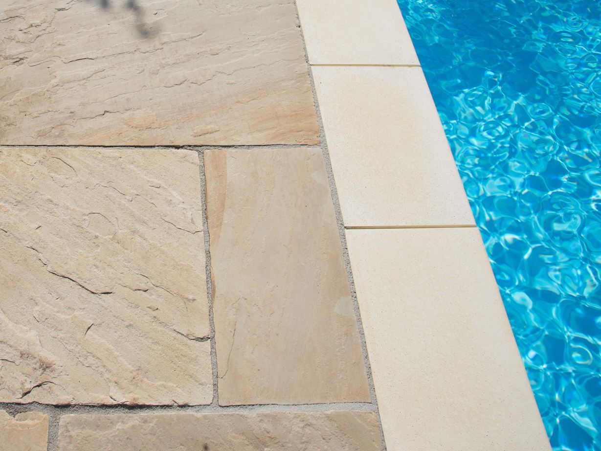 Yellow Mint pískovec s bazénem a obrubou