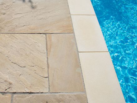 Yellow Mint pískovec s bazénem a obrubou