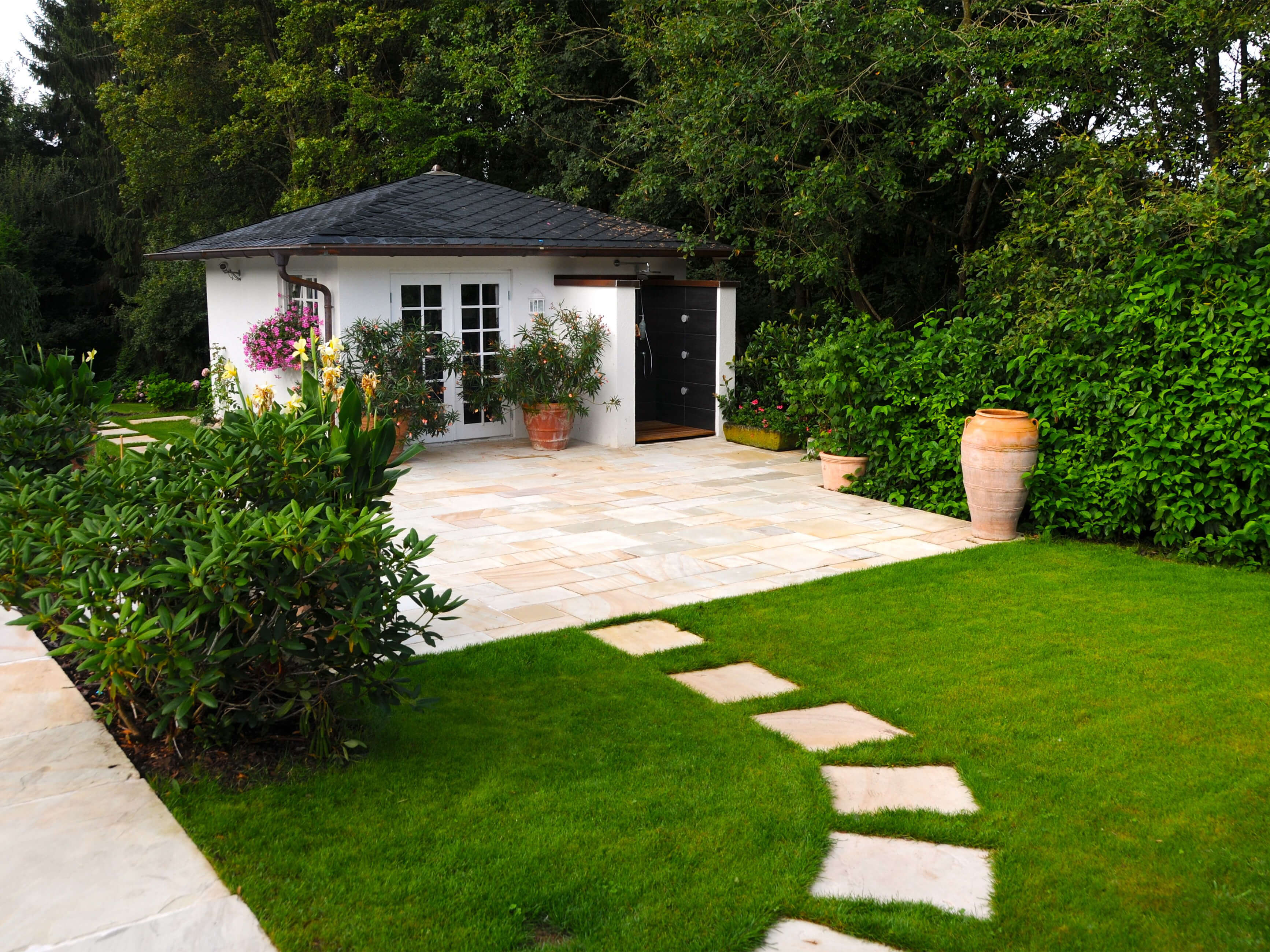 Fotografie zákazníka: Žluté mátové pískovcové desky, položené jako terasa a na zahradě jako nášlapné kameny.