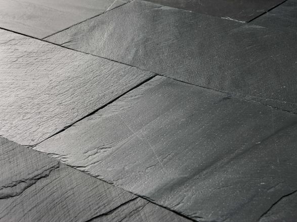 Detailní záběr na instalovanou desku Black Rustic s děleným povrchem