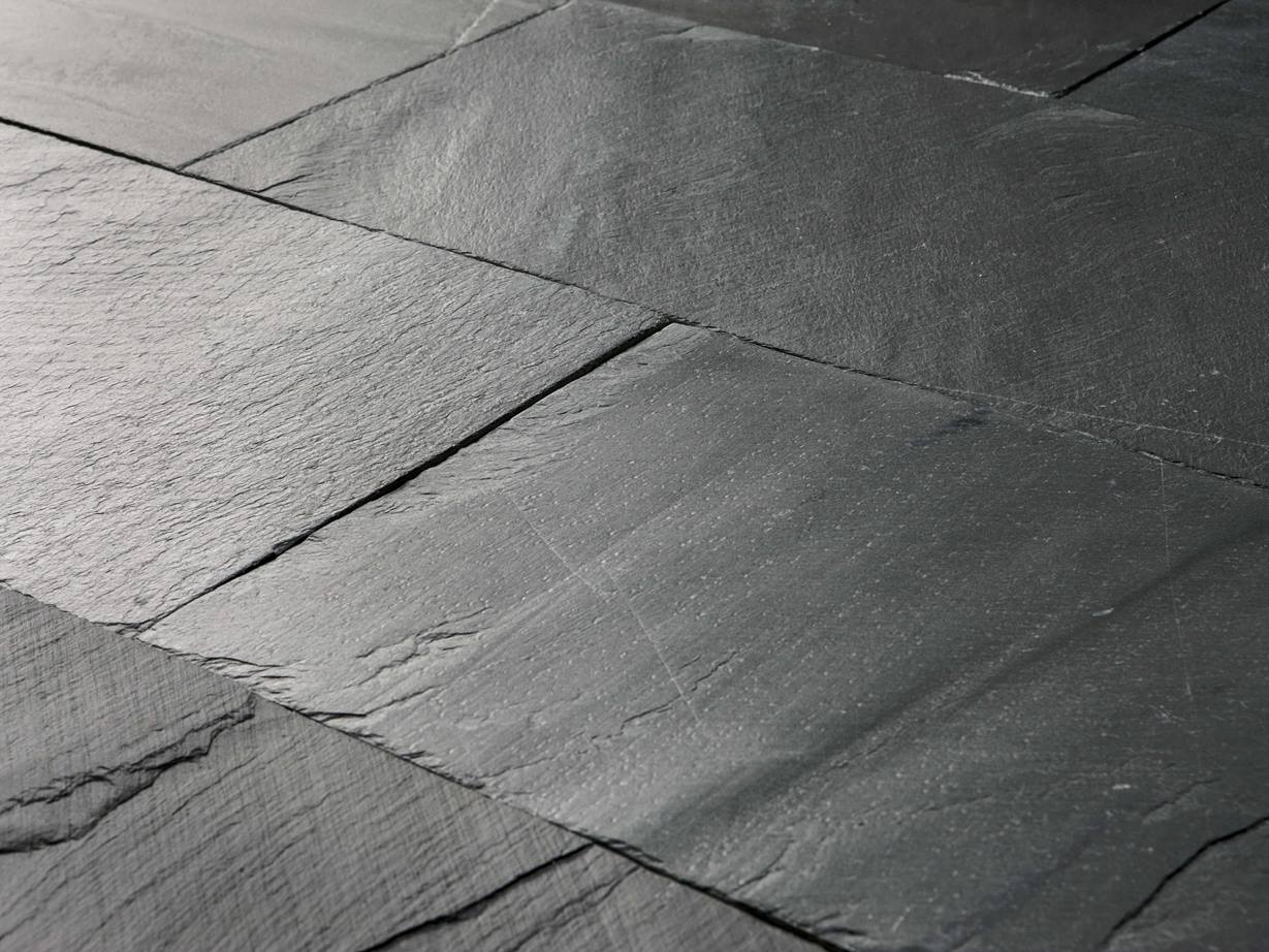 Detailní záběr na instalovanou desku Black Rustic s děleným povrchem