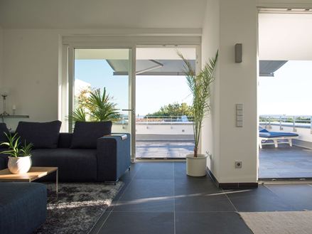 Přechod z obývacího pokoje na terasu s břidlicí