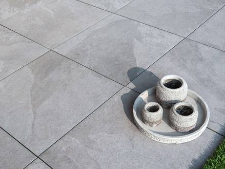 Porcelánové obklady Alpine Grey ve vzhledu břidlice s ozdobnými vázami