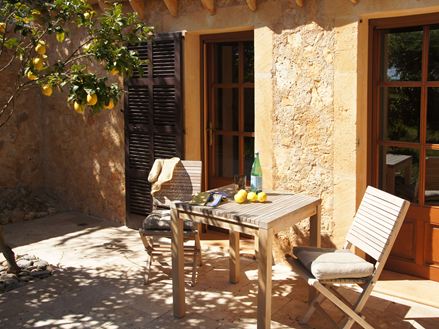 Slunná terasa finca se travertinem Medium