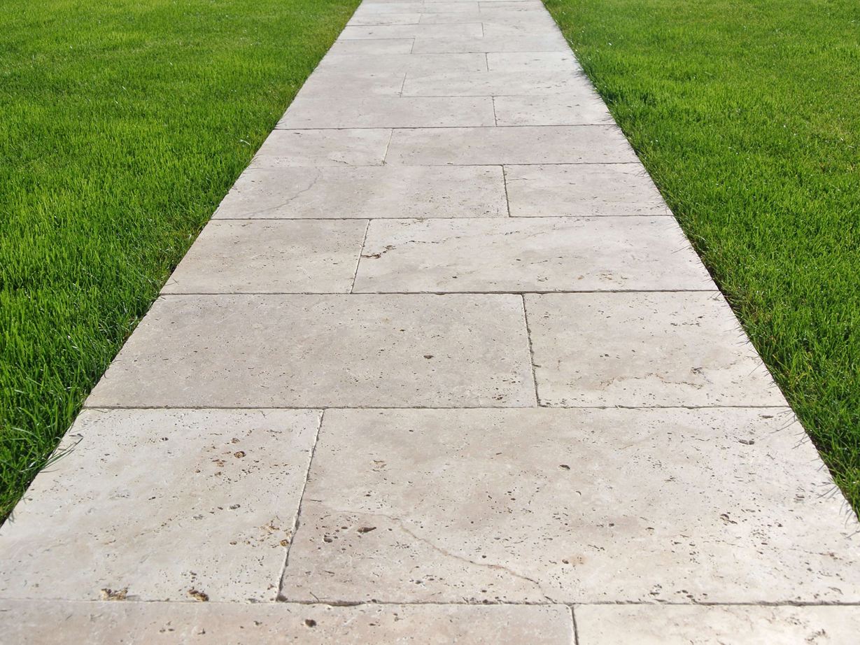 Travertinové desky Medium jako chodník v zahradě