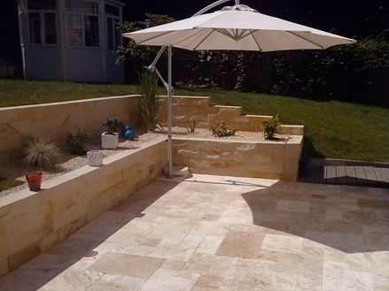 Fotografie zákazníka: Střední ravertinové desky RV se slunečníkem a kamennou zídkou