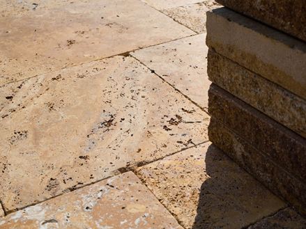 Travertinové Gold proti světlu