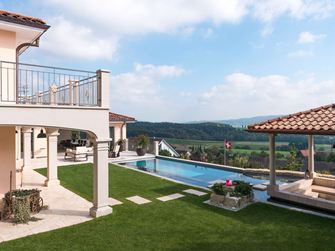 Dům se zahradou a terasou z lehkých travertinových desek