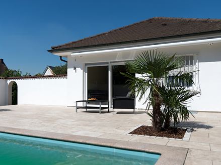 Středomořská travertinová terasa s pollardem a palmou