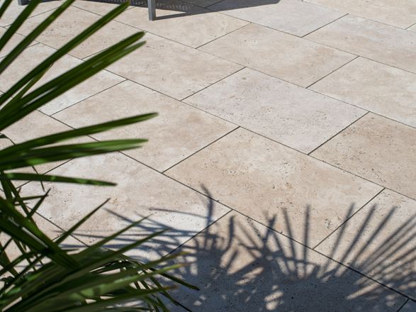 Palmy na travertinové terase